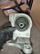 Mitsubishi Galant VIII poduszka skrzyni biegów 