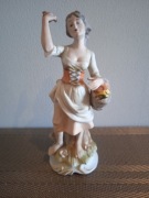 Figurka z porcelany Kobieta z koszykiem owoców 