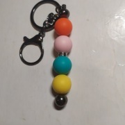 Breloczek z koralikow silikonowych i przekładki ze stali szlachetnej 