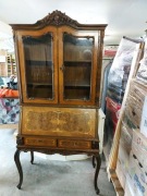 SEKRETERA NA WYGIĘTYCH NOGACH