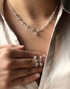 komplet w kolorze srebrnym naszyjnik wisiorek kolczyki cyrkonie 