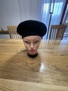 Czarny beret z akrylu jak nowy