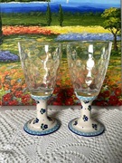 Szklanka na stopce. Ceramika bolesławiecka