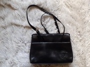 czarna torebka na ramię, mnóstwo kieszonek, średni rozmiar