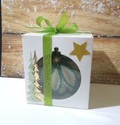 Bombka z włóczki na szydełku, śr. 10 cm.