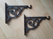 Dwa stare metalowe wieszaki