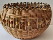 koszyk wiklinowy z koralikami