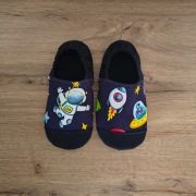 Kapcie dziecięce typu barefoot, wzór KOSMOS