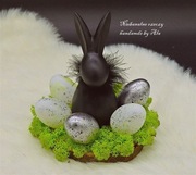 Stroik wielkanocny na drewnie zajączek jajka 