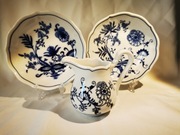 Porcelanowe miseczki i mlecznik, wzór cebulowy, lata ok. 1920