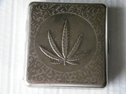 Vintage stalowa chromowana grawerowana Papierośnica Liść Konopi