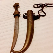 sztylet z metalową ozdobną osłoną