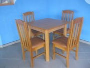 kwadratowy stół i 4 krzesła częściowo tapicerowane