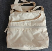 Lekka  jasno beżowa torba na ramię. 