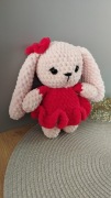 Króliczek Cherry ręcznie robiona maskotka szydełkowa amigurumi w sukience