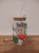 Szklanka w kształcie puszki z flamingiem i rurka