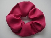 Jedwabna duża gumka do włosów fuksja matowa