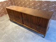 Drewniana komoda z forniru orzechowego - unikatowy mebel z charakterem