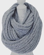 Szary szal-komin damski o długości 170 cm.