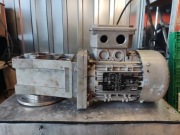 Motoreduktor Lenze GKR04 0,83 kW 97 obr/min 400V 77Nm – sprawny