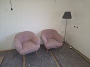 Dwa różowe fotele z lampa stojącą