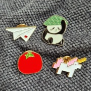 Zestaw 4 szt. przypinek metalowych – kolorowe piny, przypinki ozdobne