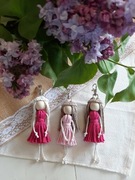 Brelok breloczek zawieszka lalka makrama malinowy