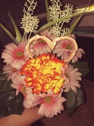 Kompozycja z kwiatow sztucznych