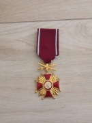 Medal złoty krzyż zasługi z mieczami model kolekcjonerski