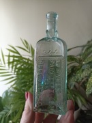 Stara piękna butelka z kotwica