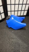 plastikowy zbiornik paliwa przeznaczony do motocykli Yamaha PW50 lub PY50. 