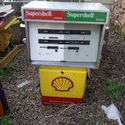 Stary dystrybutor paliwa.Kolekcjonerski lata 70