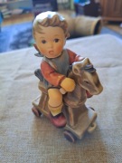 Chłopiec na komiku hop hop.  Hummel oryginał