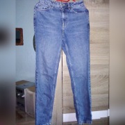 Spodnie w stylu mom jeans TopShop. 