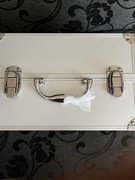 Kuferek z kosmetykami