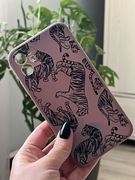 Fioletowy case w tygrysy iPhone 11