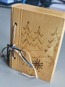 Drewniana skarbonka  retro wiązana na rzemyk