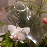 2 lupy wielkości karty kredytowej i brelok biały kotek