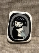 Kobieta z białym kotem, magnes na lodówkę, malowany kamień