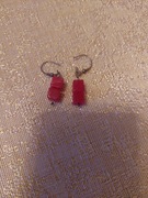 Kolczyki z tworzywa sztucznego.