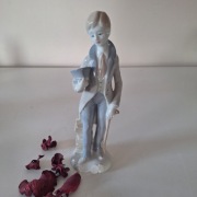 Figurka porcelanowa Młodzieniec
