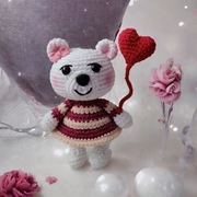 Miś w sukience z serduszkiem. Walentynki, dzień kobiet, urodziny