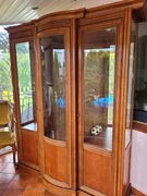 Komoda trzy drzwiowa oszklona drewno ,dwa krzesła 