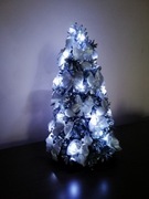 Choinka 35 cm,srebna,światełka led.Stroik