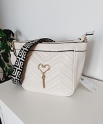 Torebka w kolorze ecru/jasny krem na regulowanym szerokim pasku