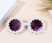 Okulary z ozdobnymi stokrotkami.