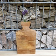 Wazonik z drewa klonu z probówką szklaną.  