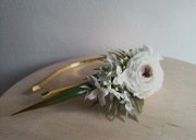 Ślubna opaska ze sztucznych białych kwiatów 