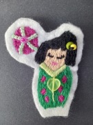 APLIKACJA "GEJSZA Z PARASOLKĄ" FILC HAFT HAND MADE