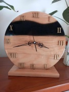 Drewniany zegar wolnostojący z żywicy i jesionu. Prezent-święta